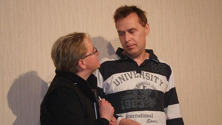 Und Sie, wie nutzen Sie ihr Telefon? Frau Grapengießer von der Telekom (Michaela Mey) hat Gefallen an Aaron (Bernd Meyer) gefunden. Doch der hat ganz andere Sorgen! Foto: Berthold