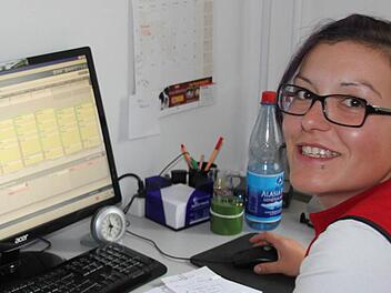 Teamleiterin Elke Wohlfahrt erstellt den Arbeitsplan für die nächste Woche.