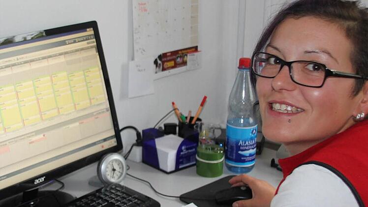 Teamleiterin Elke Wohlfahrt erstellt den Arbeitsplan für die nächste Woche.