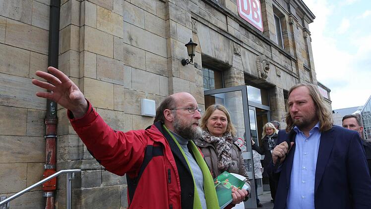 GAL-Mann Peter Gack (li.) erläutert Anton Hofreiter die Pläne für einen ein regionaler Omnibusbahnhof. Foto: Barbara Herbst