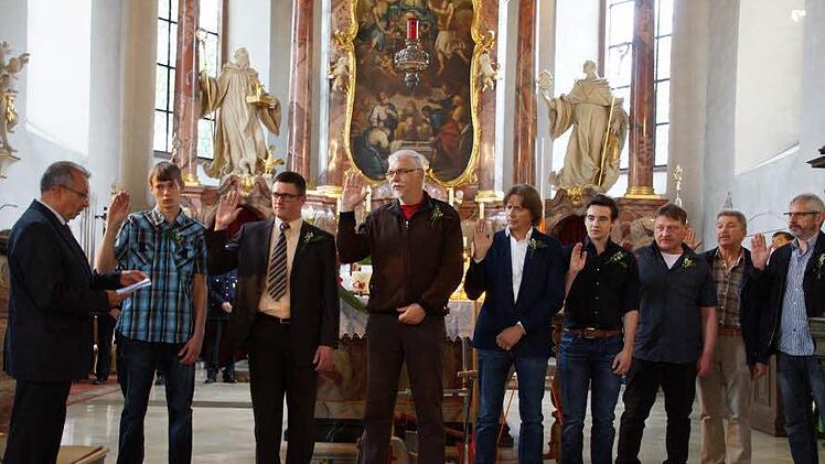Die Vereidigung der neuen Feldgeschworenen übernahm Emil Müller (von links): Julian Reinhard (mit 19 Jahren jüngster Feldgeschworener im Landkreis), Sebastian Geßner, Robert Peuker, Robert Weisensee, Daniel Wandelt, Bertram Klöffel, Bruno Wilm und Manfred Schmitt. Foto: Anton Then