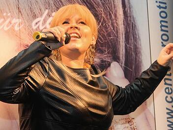 Maite Kelly war am Donnerstagnachmittag mit einem Live-Auftritt zu Gast im Kulmbacher Einkaufszentrum "Fritz". Foto: Dagmar Besand