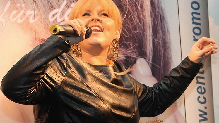 Maite Kelly war am Donnerstagnachmittag mit einem Live-Auftritt zu Gast im Kulmbacher Einkaufszentrum "Fritz". Foto: Dagmar Besand