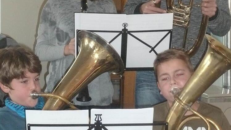 Ferdinand Götz und Moritz Kehl, spielten, unterstützt von Romana und Bastian Weigand, Weihnachtslieder. Foto: Gaby Seifried