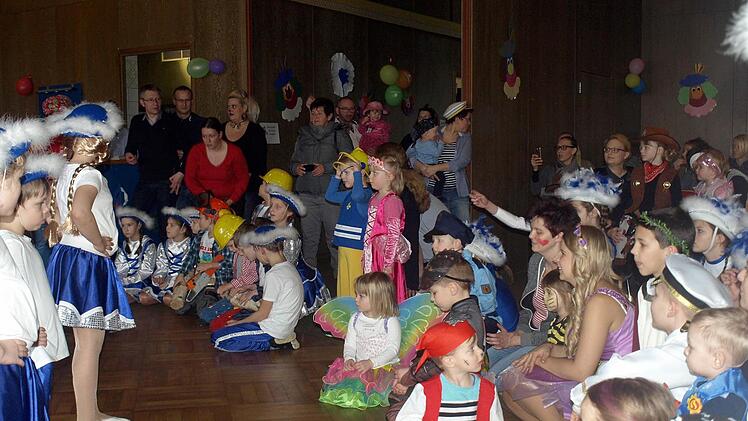Erwartungsvoll schauen die vielen kostümierten Kinder der Kindergarde beim Tanzen zu. Foto: Susanne Deuerling