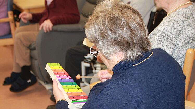 Für die Bewohner in den Pflegeheimen ist die Musikstunde eine willkommene Abwechslung zum Alltag. Foto: Julia Raab