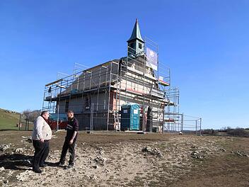 Michael Gehret und Thomas Erlwein vor der Kapelle Foto: Franz Galster
