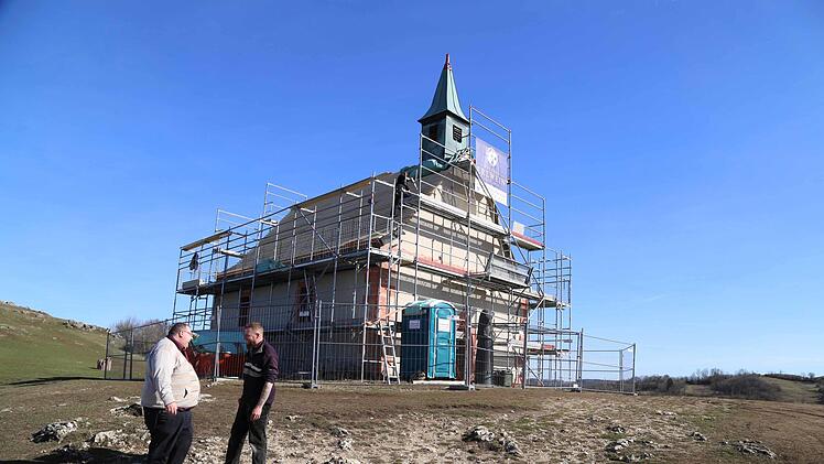Michael Gehret und Thomas Erlwein vor der Kapelle Foto: Franz Galster