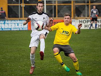 Adam Kraus (weißes Trikot) kann mit dem TSV Steinberg einen großen Schritt in Richtung Meisterschaft machen. Der Gundelsdorfer Dominik Gebhardt muss am Wochenende gleich zweimal gegen den TSV Windheim ran.  Foto: Heinrich Weiß