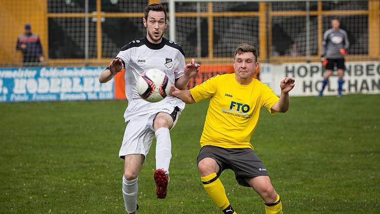 Adam Kraus (weißes Trikot) kann mit dem TSV Steinberg einen großen Schritt in Richtung Meisterschaft machen. Der Gundelsdorfer Dominik Gebhardt muss am Wochenende gleich zweimal gegen den TSV Windheim ran.  Foto: Heinrich Weiß