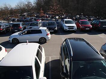 Keine Lücke, kein Weiterkommen: die Parksituation am Bamberger Klinikum ist problematisch. Kein wirklich neues Problem. Foto: Sebastian Schanz