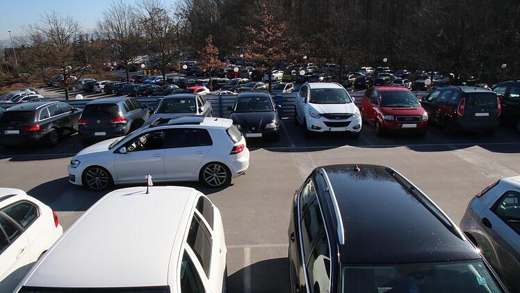 Keine Lücke, kein Weiterkommen: die Parksituation am Bamberger Klinikum ist problematisch. Kein wirklich neues Problem. Foto: Sebastian Schanz