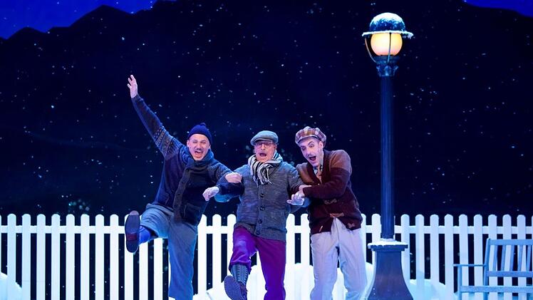 Armin Kahl, Erwin Windegger und Alexander Franzen (v. l.) in "Drei Männer im Schnee"     Foto: Christian Pogo Zach