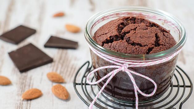 Kuchen im Glas eignen sich gut als kleine Mitbringsel. Foto: Ji_images, stock.adobe.com