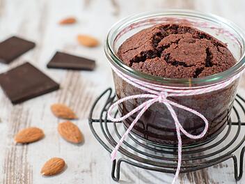 Kuchen im Glas eignen sich gut als kleine Mitbringsel. Foto: Ji_images, stock.adobe.com