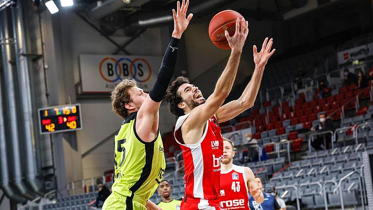 Michele Vitali (rechts) schließ einen Korbleger gegen Matthew Tiby ab. Der Italiener im Brose-Team kam lediglich auf sechs Punkte bei nur 25-prozentiger Trefferquote. Foto: Daniel Löb