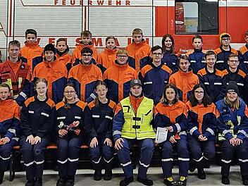 Die erfolgreichen Jugendlichen beim Wissenstest bei der Feuerwehr Weismain mit ihren Ausbildern.