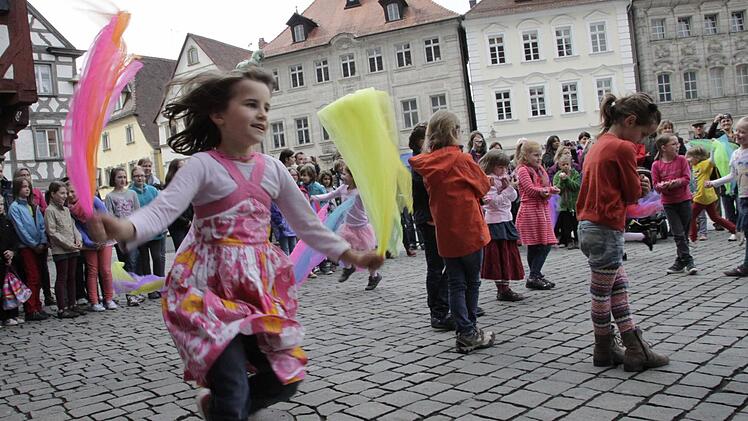 Bunte Tücher und wirbelnde Drehungen prägten die Darbietungen der jüngeren Tänzer/innen.