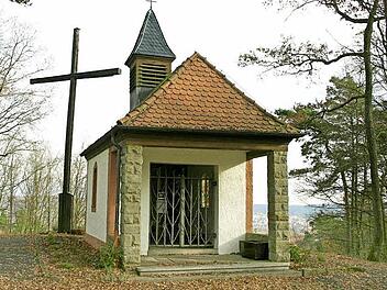 Die Barbara-Kapelle thront über Ebern auf einer Anhöhe im einstigen Bundeswehrareal.  Foto: Eckehard Kiesewetter