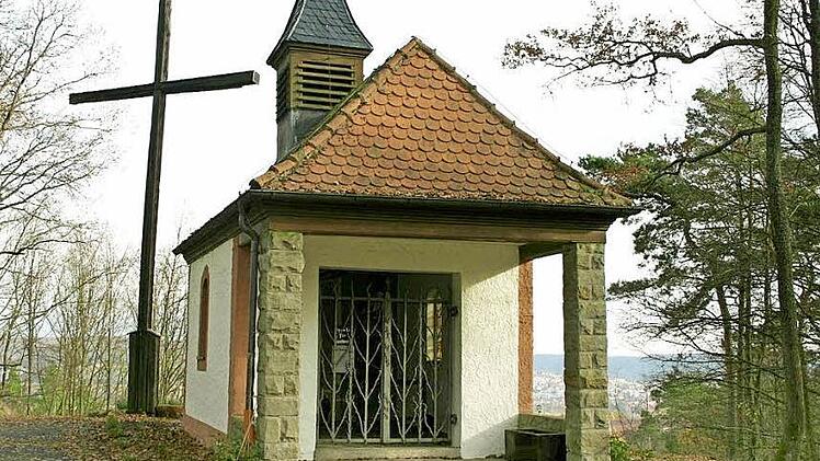 Die Barbara-Kapelle thront über Ebern auf einer Anhöhe im einstigen Bundeswehrareal.  Foto: Eckehard Kiesewetter