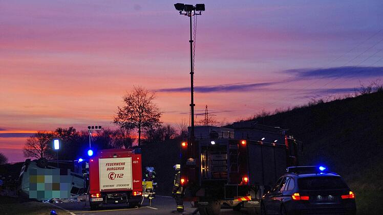 Die Feuerwehr leuchtete die Unfallstelle mit ihren Lichtmasten aus. Foto: Marco Meißner