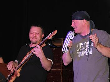 Die Gruppe "Space Truckers" begeisterte 170 Fans im Lichtenfelser Stadtschloss mit den Hits der englischen Rocklegende "Deep Purple". Sänger Steff Porzel und Bassist Adrian Sardi trugen dazu bei, dass der Sound der Gruppe nah am Original gebaut war. Foto: Stephan Stöckel