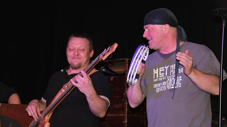 Die Gruppe "Space Truckers" begeisterte 170 Fans im Lichtenfelser Stadtschloss mit den Hits der englischen Rocklegende "Deep Purple". Sänger Steff Porzel und Bassist Adrian Sardi trugen dazu bei, dass der Sound der Gruppe nah am Original gebaut war. Foto: Stephan Stöckel