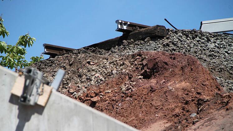 Die Bahngleise wurden für die Verschiebung durchgetrennt.