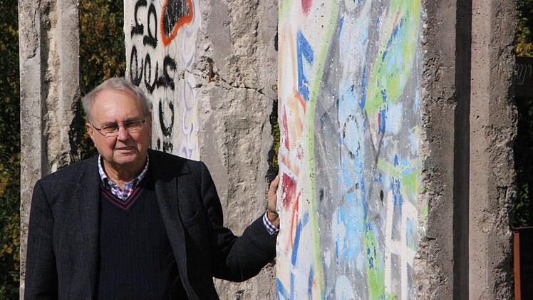 Wer Teile der Mauer anfassen will, die einst Berlin teilte, muss nur nach Niederlauer fahren: Dort sind neben dem Dicken Turm einige Mauerteile aufgestellt, bei deren Anblick auch dem ehemaligen Bundestagsabgeordneten Eduard Lintner viele Erinnerungen an die deutsche Einheit in den Sinn kommen. Foto: Ralf Ruppert