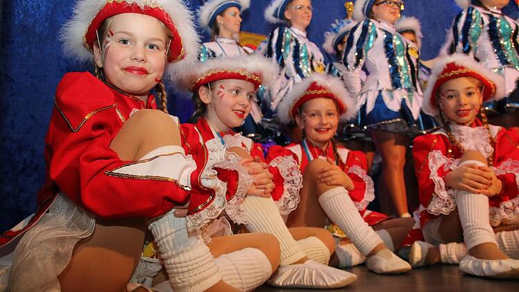 Bezaubernd: der Nachwuchs von der Seßlacher Kindergarde (im Hintergrund die Prinzengarde). Foto: Bettina Knauth