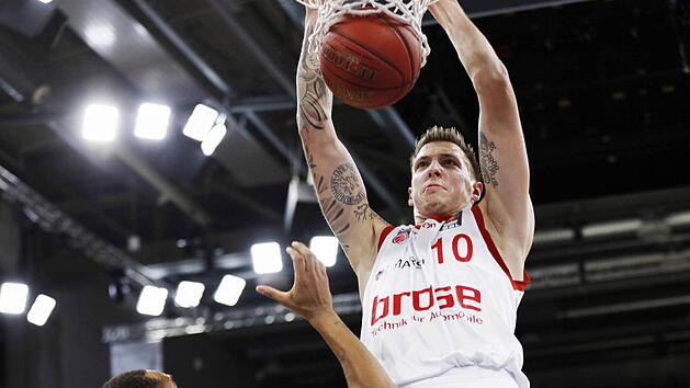 Daniel Theis bei seiner Lieblingsaktion Foto: Daniel L&ouml;b