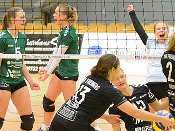 Während die Damen des TSV Friedberg den Ball nicht mehr halten können, freuen sich im Hintergrund die Hammelburgerinnen (von links) Carina Keilholz, Jana Baumgart und Johanna Wüscher.  Foto: ssp