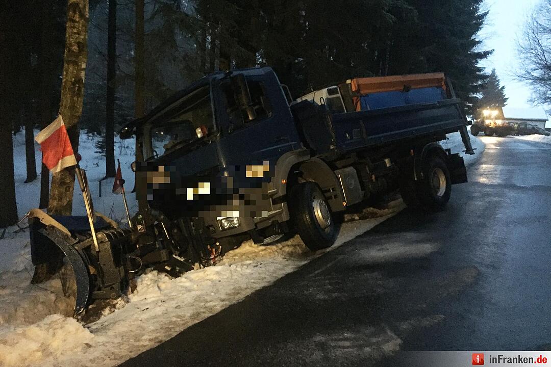 Eis im Kreis Hof: Zwei Streufahrzeuge haben Unfall