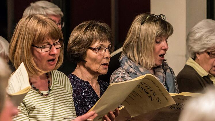 Unter der Leitung von Peter Stenglein bereitet sich der Coburger Bachchor auf die Aufführung von Telemanns Matthäuas-Passion von 1746 vor.Foto: Jochen Berger