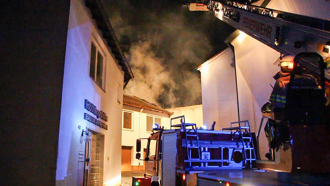 Dachstuhlbrand fordert Feuerwehr: Brandobjekt schwer zugänglich