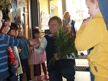Die Kinder schenkten Annette Blum Rosen zum Abschied.   Foto: Manfred Welker
