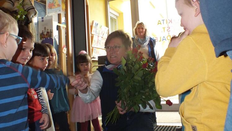 Die Kinder schenkten Annette Blum Rosen zum Abschied.   Foto: Manfred Welker