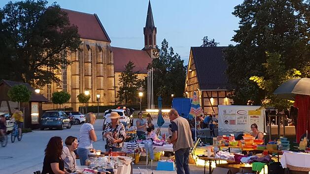 Die Besucher nutzten rege das Angebot des ersten Sonnefelder  Nachtflohmarkts.