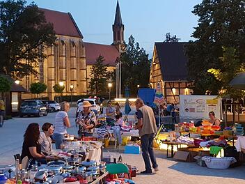 Die Besucher nutzten rege das Angebot des ersten Sonnefelder  Nachtflohmarkts.
