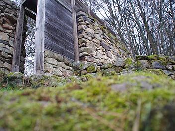 Das rekonstruierte Mauerwerk der Heunischenburg bei Gehülz. Foto: Marco Meißner