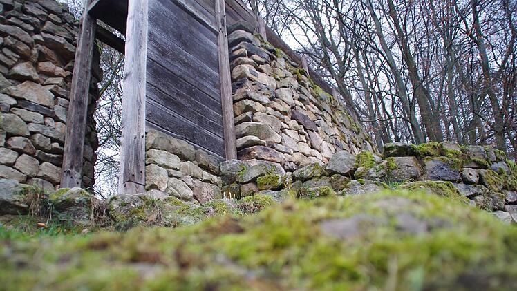 Das rekonstruierte Mauerwerk der Heunischenburg bei Gehülz. Foto: Marco Meißner