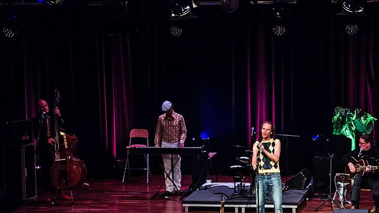 Mit Hintersinn und Selbst-Ironie: Olaf Schubert begeisterte seine zahlreichen Fans im ausverkauften Coburger Kongresshaus.Foto: Jochen Berger