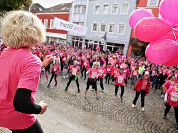 Der Marktplatz ist pink, wenn am 3. Oktober &uuml;ber 1000 Teilnehmerinnen und auch Teilnehmer zum Charity-Lauf aufw&auml;rmen, ehe sie starten. Foto:  Kerstin Junker
