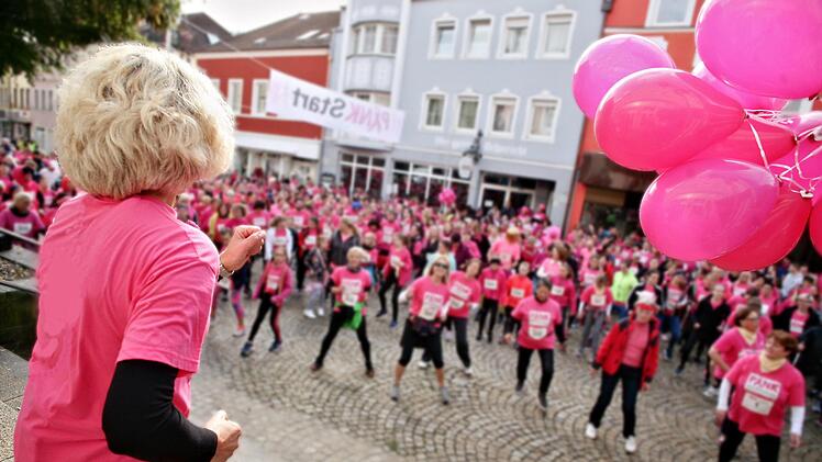 Der Marktplatz ist pink, wenn am 3. Oktober &uuml;ber 1000 Teilnehmerinnen und auch Teilnehmer zum Charity-Lauf aufw&auml;rmen, ehe sie starten. Foto:  Kerstin Junker