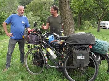 Rudi Kleinhenz (links) aus Bad Kissingen organisierte den Radtransport von Freiburg nach Nickersfelden, wo sie von Ivan Sojc, Leiter des Deutschen Radmuseums Bad Br&uuml;ckenau, abgeholt wurden. Foto: Barbara Enders