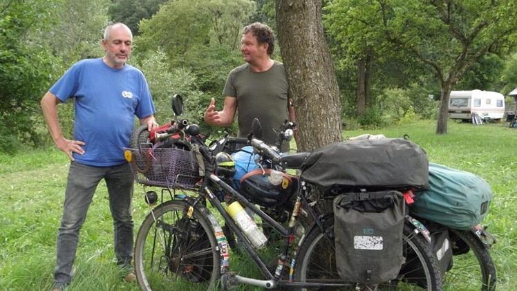 Rudi Kleinhenz (links) aus Bad Kissingen organisierte den Radtransport von Freiburg nach Nickersfelden, wo sie von Ivan Sojc, Leiter des Deutschen Radmuseums Bad Br&uuml;ckenau, abgeholt wurden. Foto: Barbara Enders