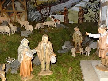 Die Herbergssuche: Der Wirt weist Josef mit der schwangeren Maria die  Tür. Im Stall ist noch Platz. Im Hintergrund schaut ein Hirte überrascht  zu. Die beiden Franziskaner gehen mit Bernhardiner Josef spazieren. Foto: Marion Eckert