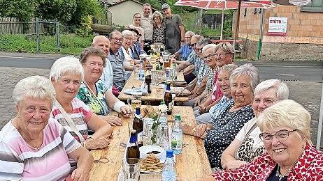 Am Feuerwehrhaus haben sich Seniorinnen und Senioren aus Pfaffenhausen zum Grillen getroffen.