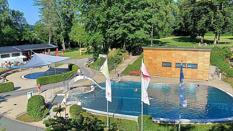 Das m&auml;rchenhaft anmutende Naturbad Goldbergsee verbindet einen Badesee mit solarbeheiztem Nichtschwimmer- und Planschbecken.