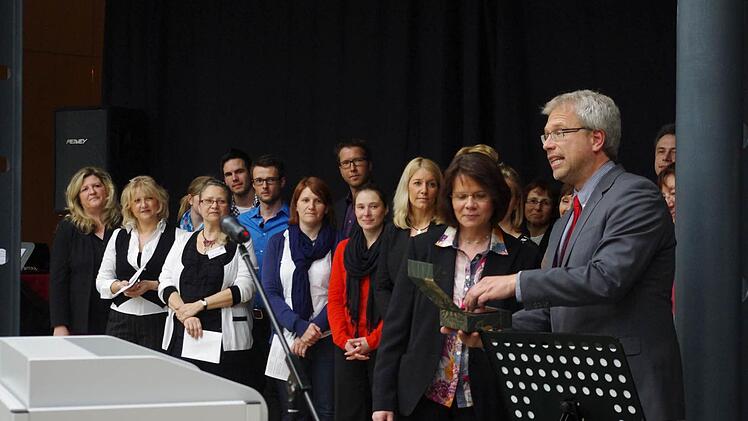Dirk Eilers (rechts) überreichte Christa Bänisch namens des Lehrerkollegiums einen Direktorinnen-Kompass.